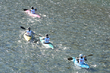 透き通る多摩川の清流の中、レース序盤から激しい順位争い