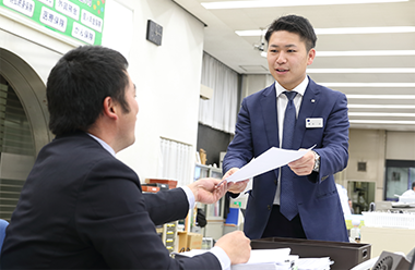 画像:上司と打ち合わせ